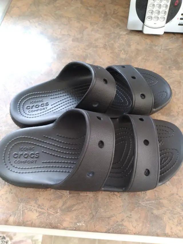 WOMEN'S SIZE 9 CROCS SANDALS in Women's - Shoes in City of Halifax - Image 3
