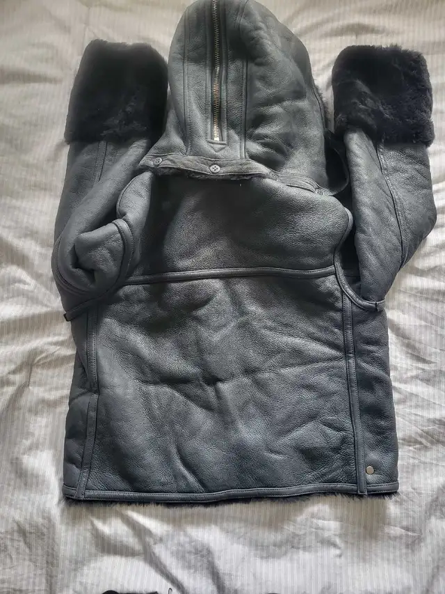 Club Monaco Shearling Jacket in Women's - Tops & Outerwear in City of Toronto - Image 4