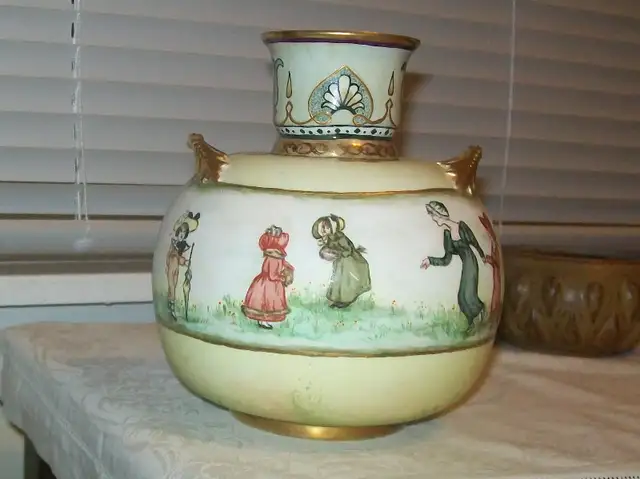 Victorian era Vase in Arts & Collectibles in Saint John - Image 2