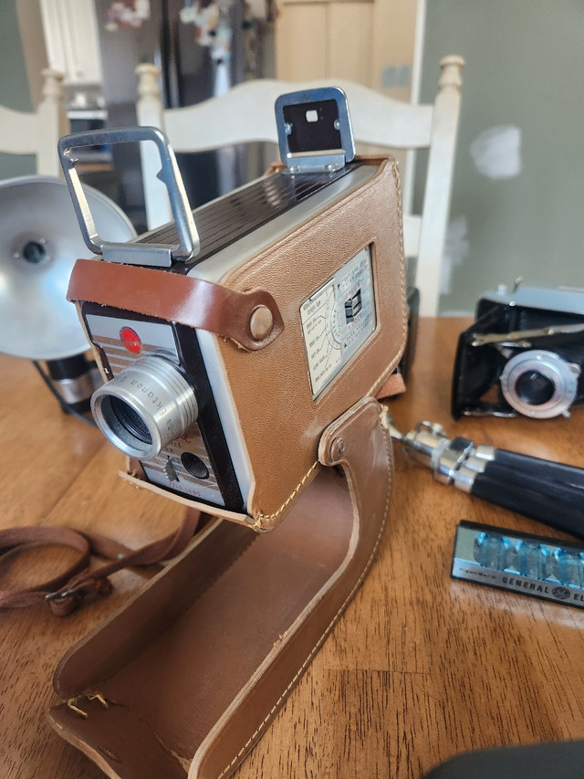 Vintage cameras in Arts & Collectibles in Saskatoon - Image 3