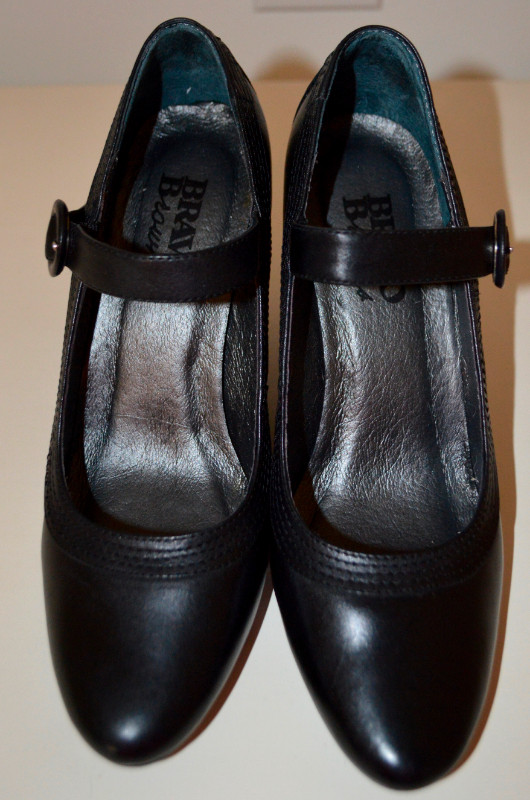 BRAVO Brown's Woman's Black Leather Shoes/Heels Size 6 in Women's - Shoes in City of Toronto - Image 4
