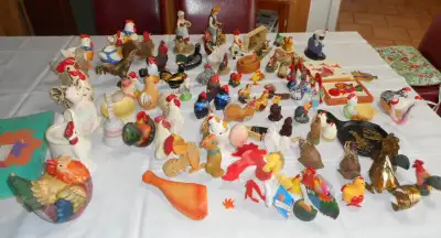 Collection de coqs de divers matériaux : porcelaine, bois, métal, tissus . Autres objets liés au coq...
