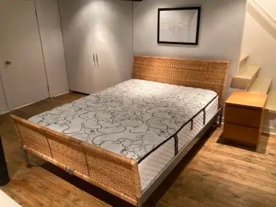 Lit correct, matelas comme neuf (a toujours été recouvert d’une housse).