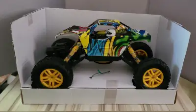 In excellent condition like new was used once. 1/18 scale. DUAL powerful motors, can easily climb 45...