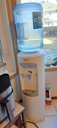 WaterMaxx water cooler and dispenser. Like new.