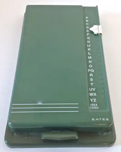 Vintage 1970. Collection. Annuaire pour adresses et numéros de téléphone, en fer. Peut se fixer au m...