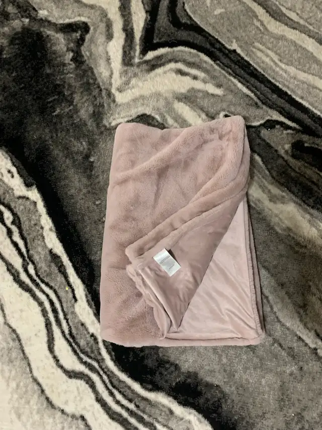 3 Pink Blankets in Bedding in Strathcona County - Image 3