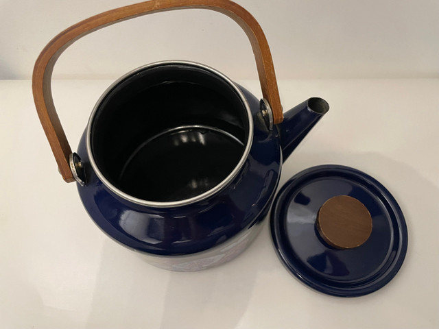 Vogue Collection Deep Blue Floral Tea Pot Kettle w/ Wooden Handl in Kitchen & Dining Wares in Oshawa / Durham Region - Image 2