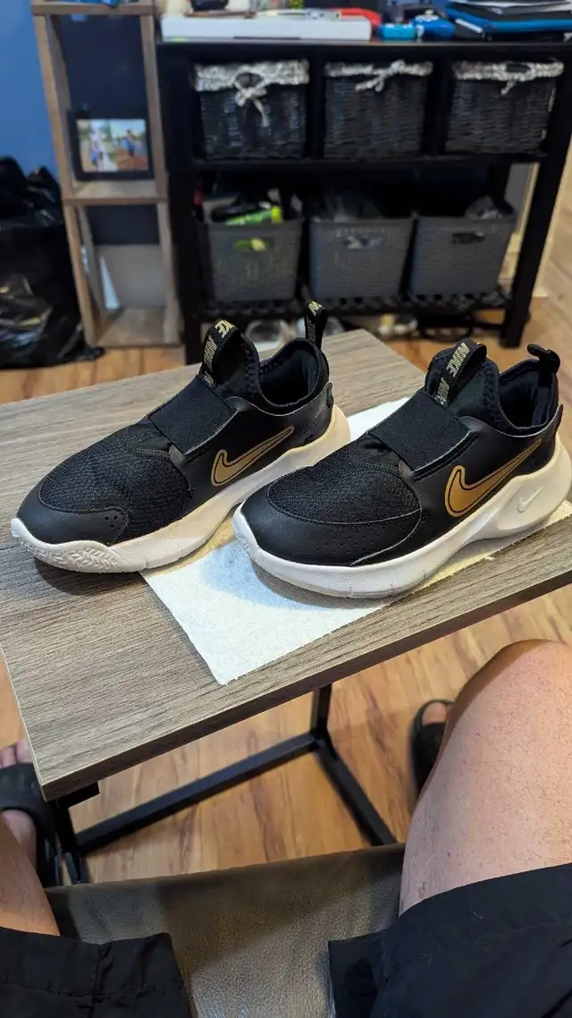 size 2 youth Nike running shoes  in Kids & Youth in Cambridge - Image 4