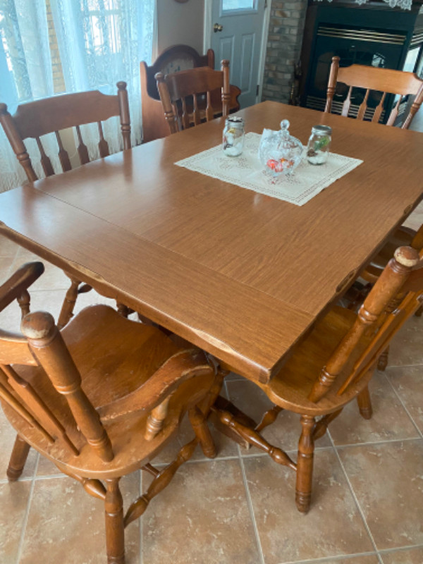 Set de cuisine en bois massif 6 chaises dans Mobilier de salle à manger et cuisine  à Lanaudière - Image 2