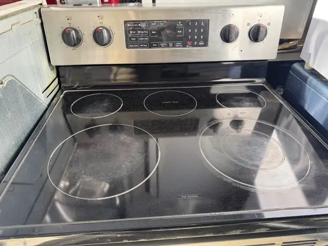 Whirlpool Electric Range in Stoves, Ovens & Ranges in Calgary - Image 3