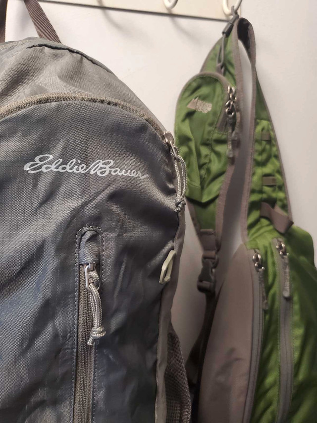 Eddie Bauer Backpack & Mountain Equipment  Crossbody Bags  in Other in Mississauga / Peel Region - Image 2