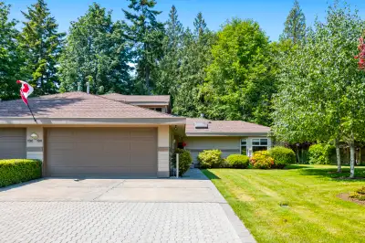 Welcome to 1281 Roberton Blvd – St. Andrews Lane | Parksville, BC Offered at: $879,000 Nestled besid...