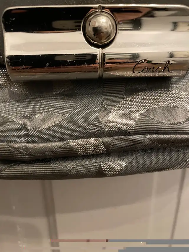 Coach purse with strap  in Women's - Bags & Wallets in Barrie - Image 5