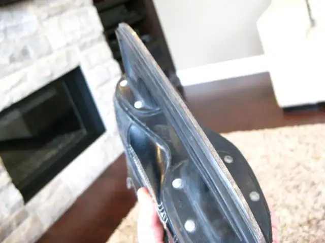 Pair Of CCM 4.1 Edge Youth Teen Size 2 Hockey Skates -No Laces in Skates & Blades in Kitchener / Waterloo - Image 7