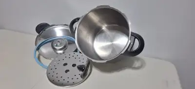 High quality Swiss made surgical stainless steel 7L capacity featuring; automatic lid locking preven...