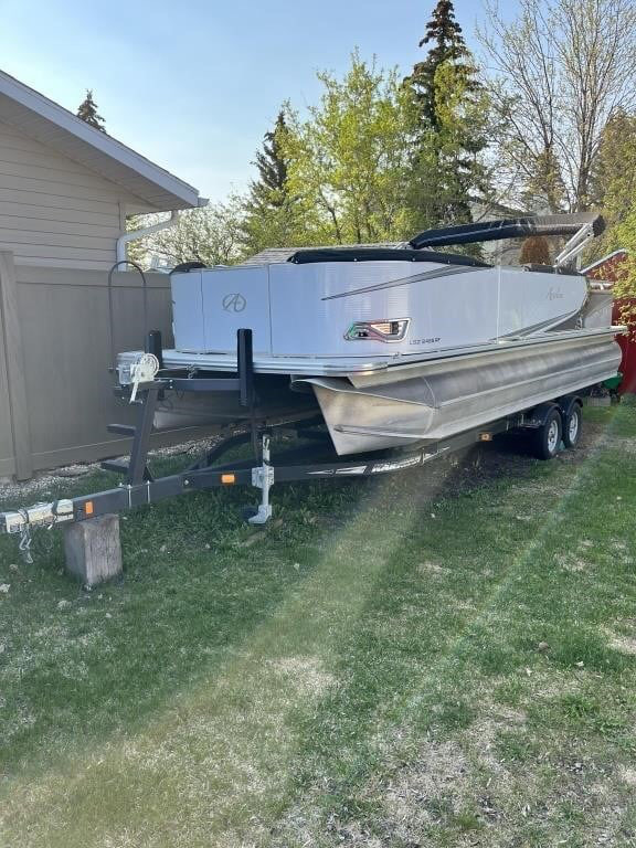 2015 Lsz  2485 rf Avalon pontoon in Powerboats & Motorboats in Calgary
