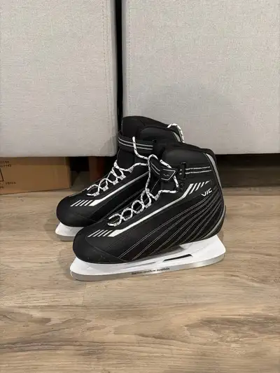 Vic skates for men./ Patins Vic pour hommes Reason of selling: Too big/ Raison de vente: Trop grand....