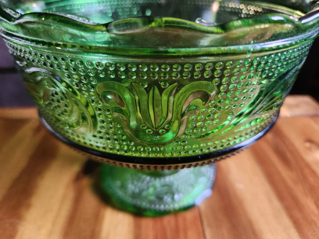 ANTIQUE Brody Co. M6000 emerald green glass compote dish in Arts & Collectibles in Fredericton - Image 3