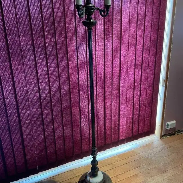 Vintage 5-Candelabra White Marble Base Floor Lamp in Indoor Lighting & Fans in City of Montréal - Image 5