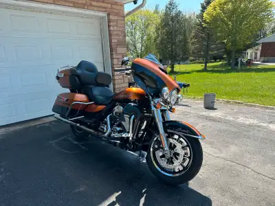2014 Harley Davidson Ultra Ltd 2 tone Amber Whiskey and Black 22900 miles 103 cubic inch, 6 speed tr...
