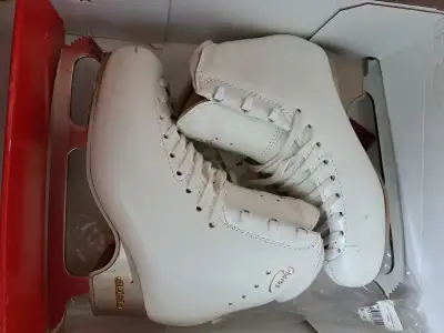 ***Like New*** Edea Chorus Figure Skates Size 240B With Box, View more