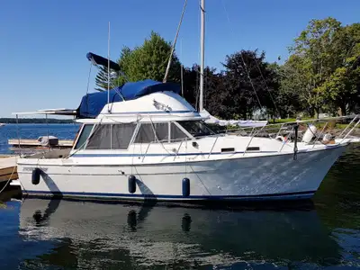 Flybridge with wrap around seating Can pilot from main cabin as well as flybridge 170 hp Crusader mo...