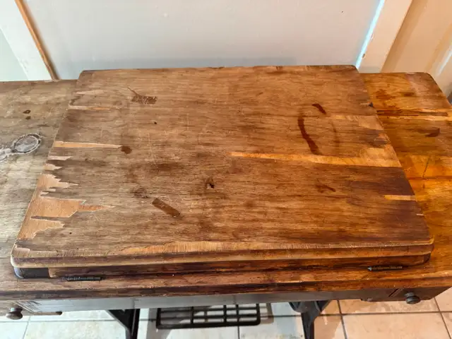 Vintage SINGER TREADLE Cast Iron and Wooden Cabinet Desk in Other Tables in City of Toronto - Image 8