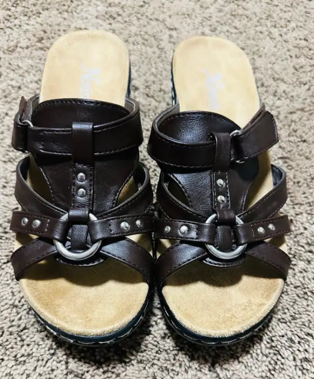 Size 7 women sandals in Women's - Shoes in Calgary - Image 2