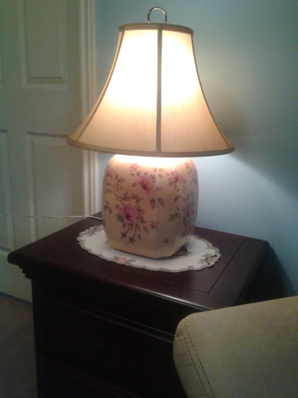 Elegant Table Lamp, Flower Style,Like New,in Excellent Condition in Indoor Lighting & Fans in Oshawa / Durham Region - Image 3