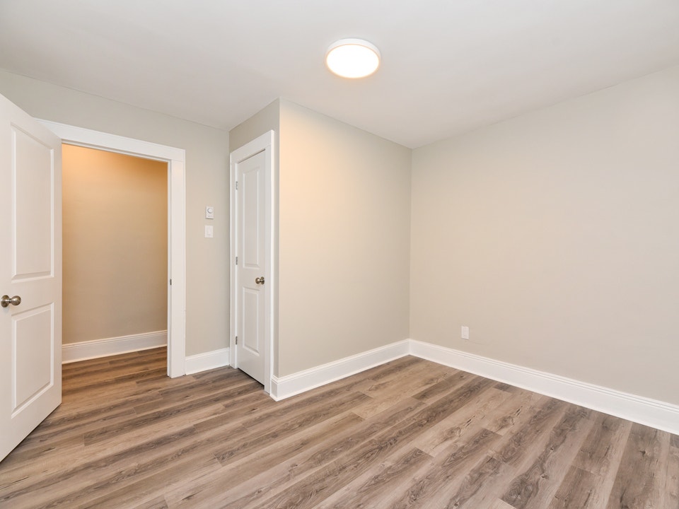 One Month Free Rent: 1 Bdrm + Den, New Edinburgh 4