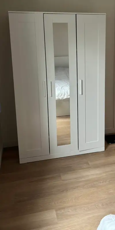- BRIMNES Armoire-penderie à 3 portes, blanc, 117×50×190 cm (46x19 3/4x74 3/4") À venir la récupérer...