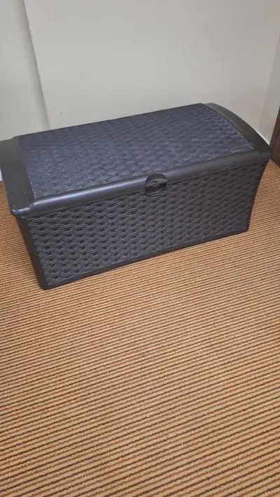 Suncast 70 gallon plastic wicker deck box DBW7000, View more