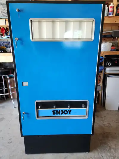 I've cleaned up and repainted the door on this classic pull-rod pop machine. It has slots for 4 diff...