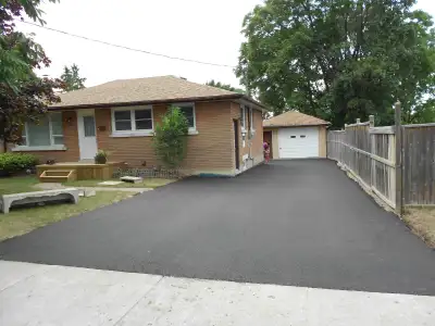 Ideal main floor house apartment for small family or couple. Full kitchen with kitchen table alcove,...