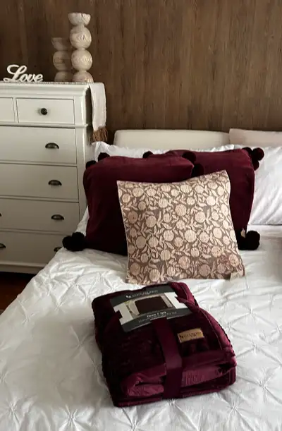 Ajoutez une touche de confort et de style à votre intérieur avec cet ensemble comprenant des coussin...