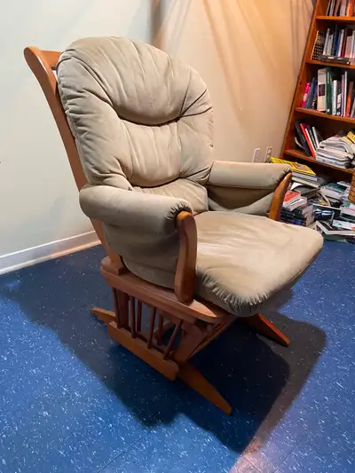 Chaise berçante en excellente étât et très confortable, View more