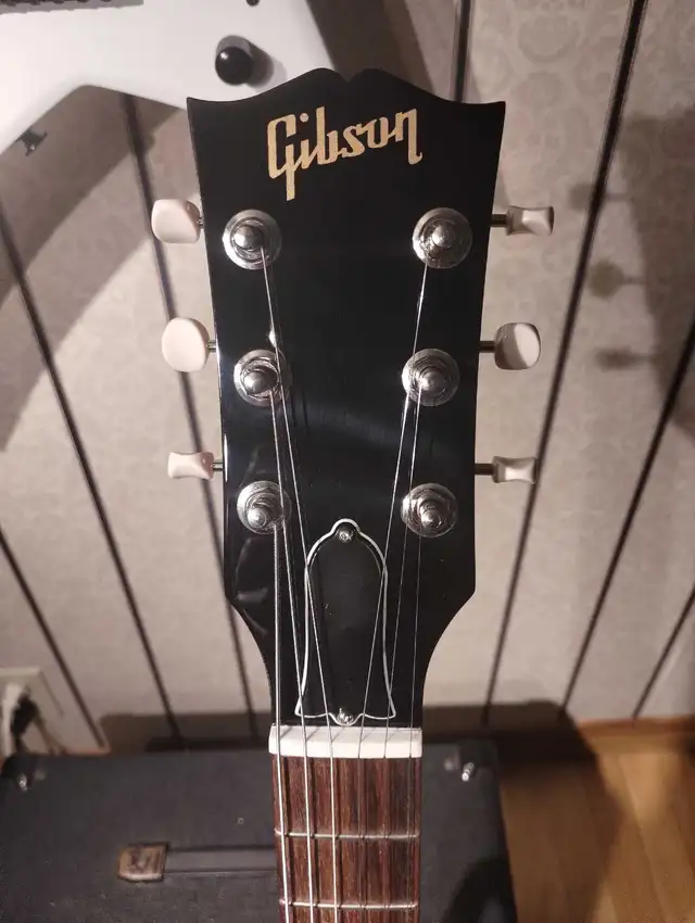 Gibson SG Junior in Guitars in Sherbrooke - Image 4