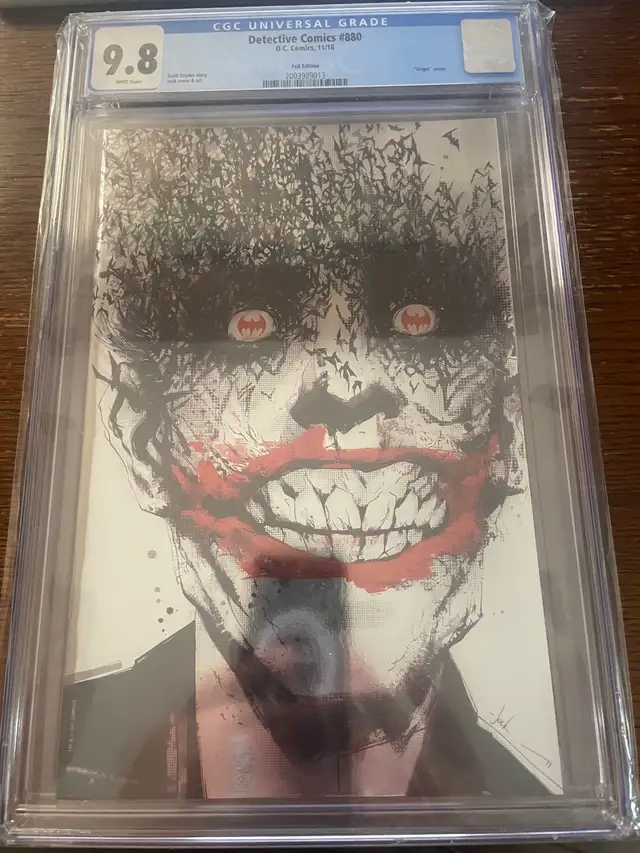 Detective comics #880 cgc 9.8 in Comics & Graphic Novels in Markham / York Region - Image 2