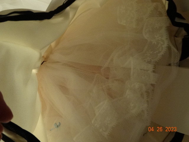 Vera Wang Bride doll,in box, mint, very special, 1997, white/blk in Arts & Collectibles in Kelowna - Image 4