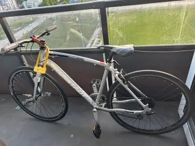 ROAD BIKE WITH FREE NEW FRONT AND REAR BADS AND WATER HOLDER AND PHONE HOLDER AND U LOCK AND FREE NE...
