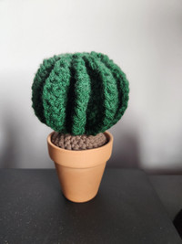 Handmade crochet cactus décor amigurumi / Cactus au crochet