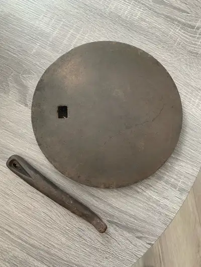 Rond de poêle et sa poignée ancien et vintage., View more