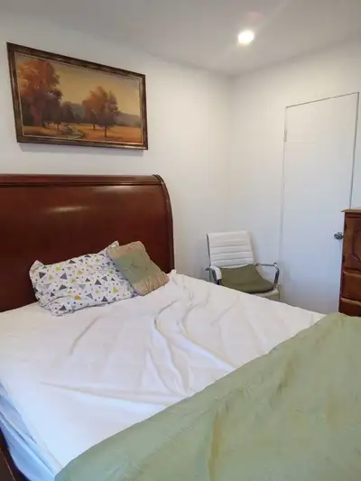 Chambre avec walk-in et purificateur d'air meublée avec matelas neuf, literie complète chauffée. Cui...