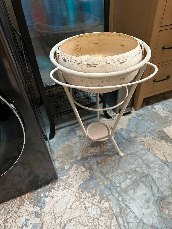Versatile Metal Stand for Washing, Laundry or Egg Basket,Planter in Home Décor & Accents in Norfolk County - Image 2