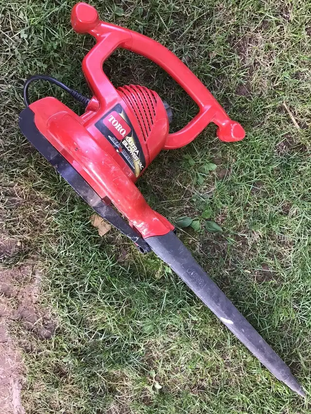 Toro ultra leaf blower vac 51619 , 12Amps. 120 V in Lawnmowers & Leaf Blowers in Oakville / Halton Region - Image 2