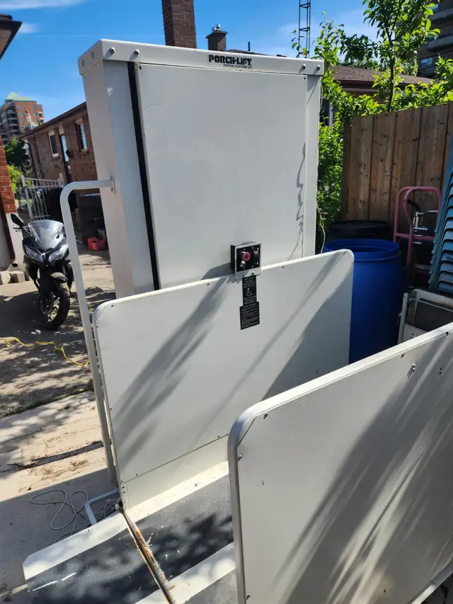 Wheelchair platform lift