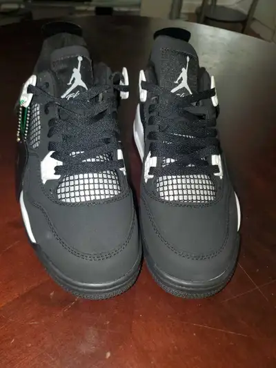 Jordan 4 white thunder 8.5, View more