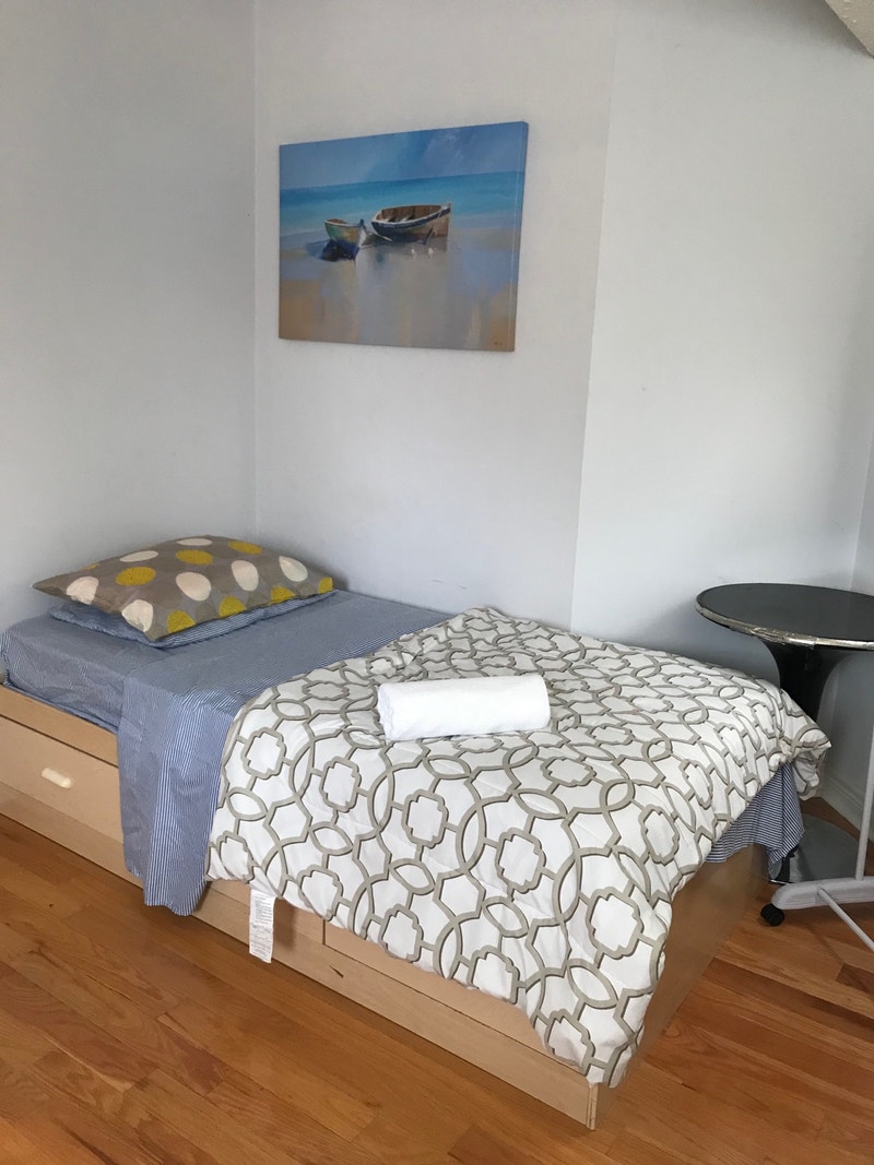 BRAMALEA MALL Private Room for Single Person Furnished May 1 Room Rentals & Roommates