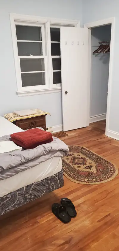 Beautiful room conviennent. St.Laurent Mall Short/long terms
